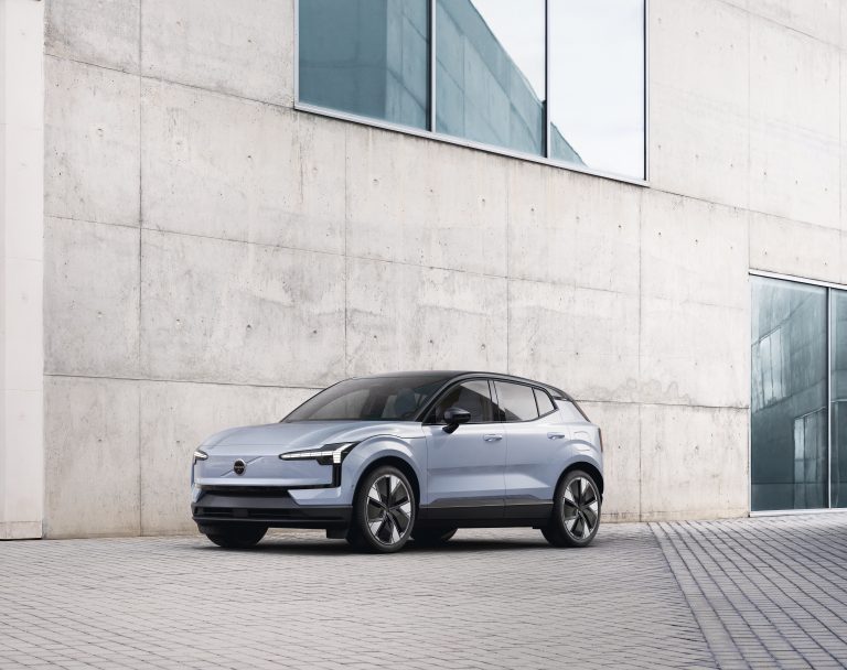 Volvo представя нов достъпен EV, който да замени спрения EX30