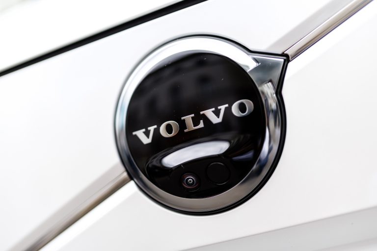 Volvo се опитва да постави препъванията на EV в задното виждане