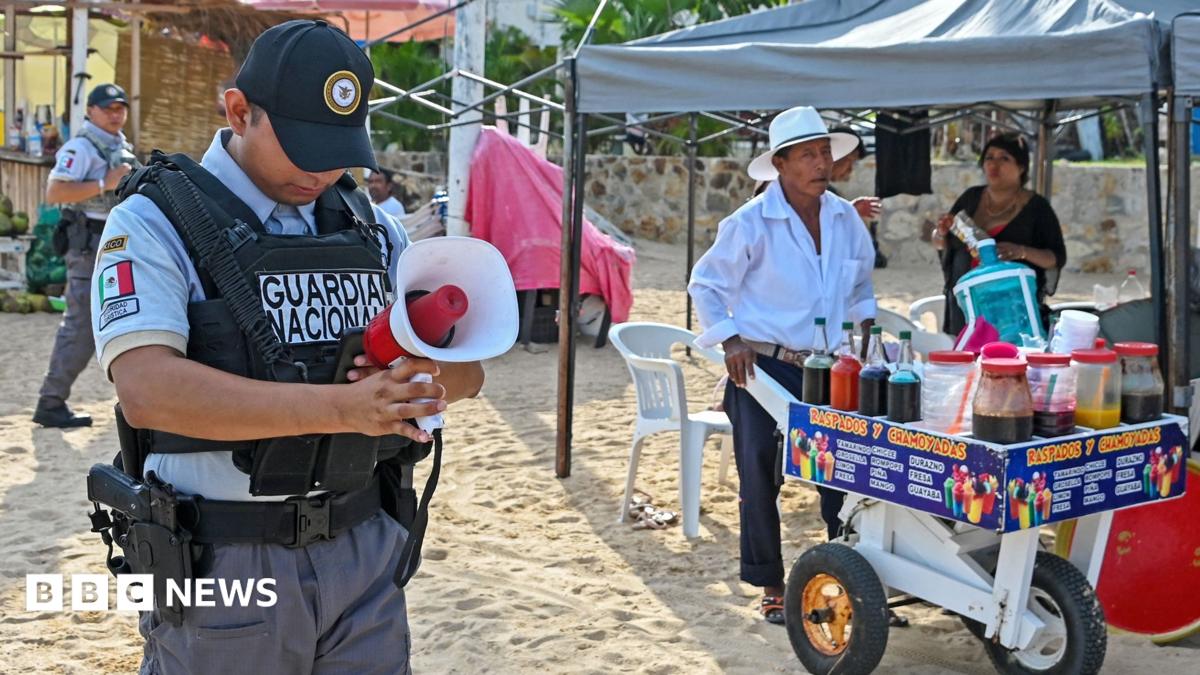 Ураган Поло се усилва до рядък категория 5 извън бреговете на Мексико