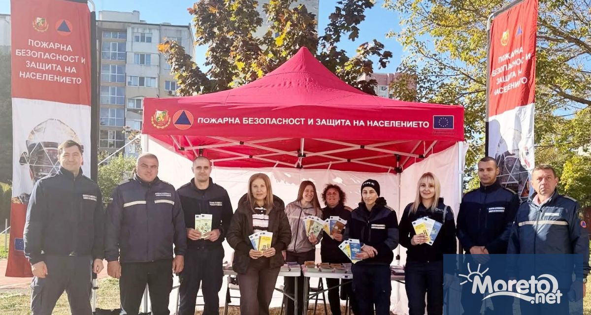Пожарникари показват на ученици във Варна как да реагират при бедствия