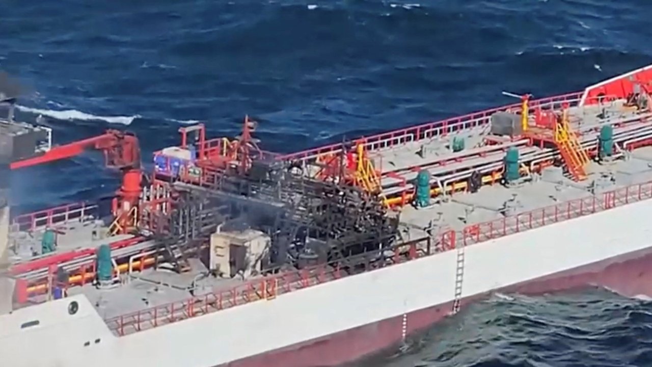 Двата инцидента с кораби в Черно море: Издирват седем моряци (ВИДЕО)