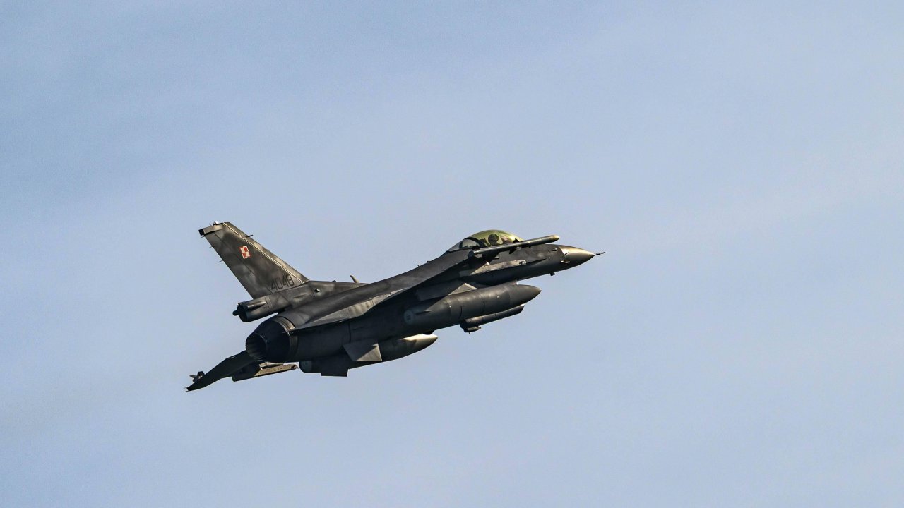 Полша вдигна военни самолети заради руски удари по Украйна
