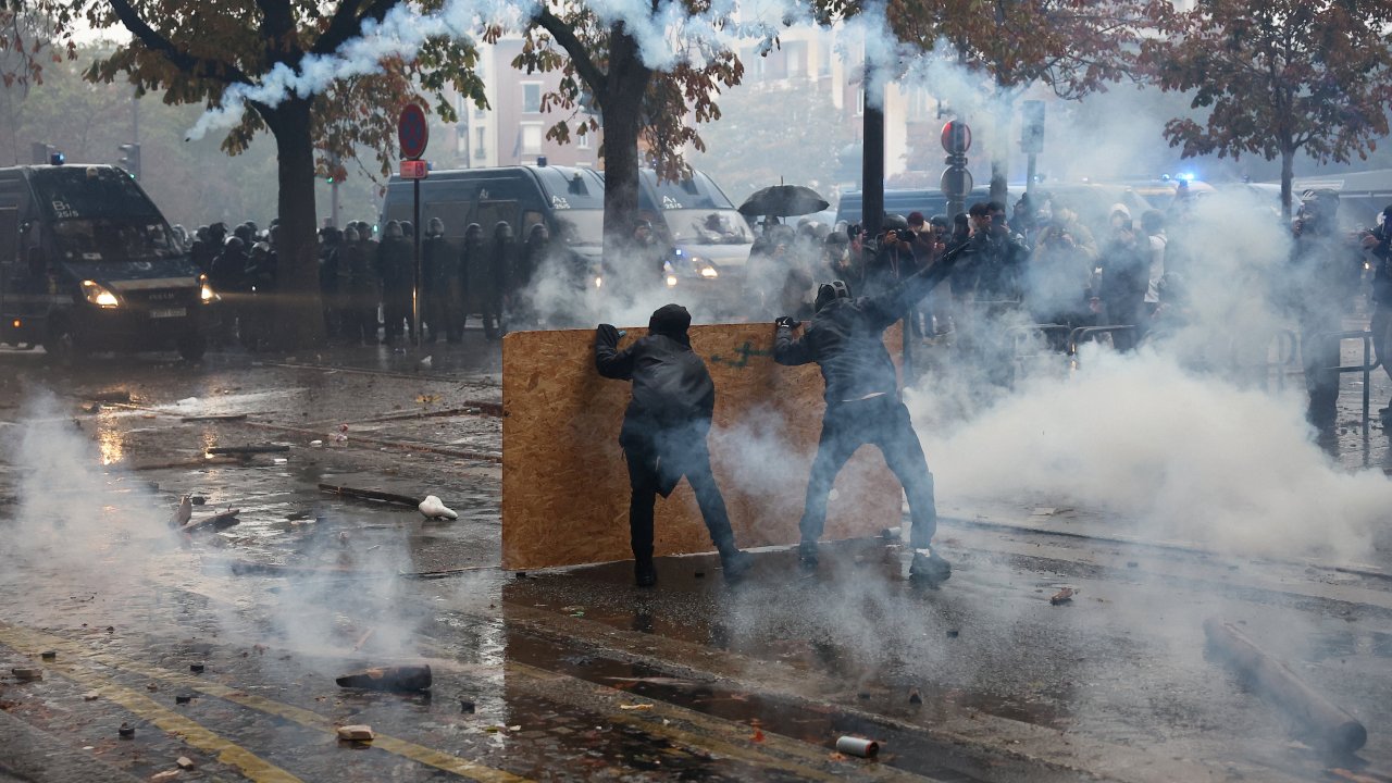 Близо 1000 арестувани във Франция след масови протести, прераснали в сблъсъци, палежи и хаос