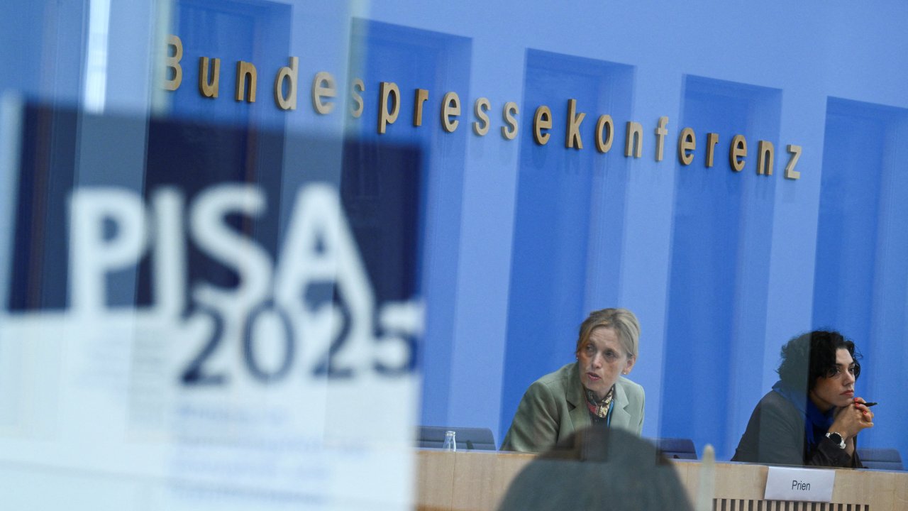PISA 2025 отчита сериозен спад на основните умения сред учениците в ЕС