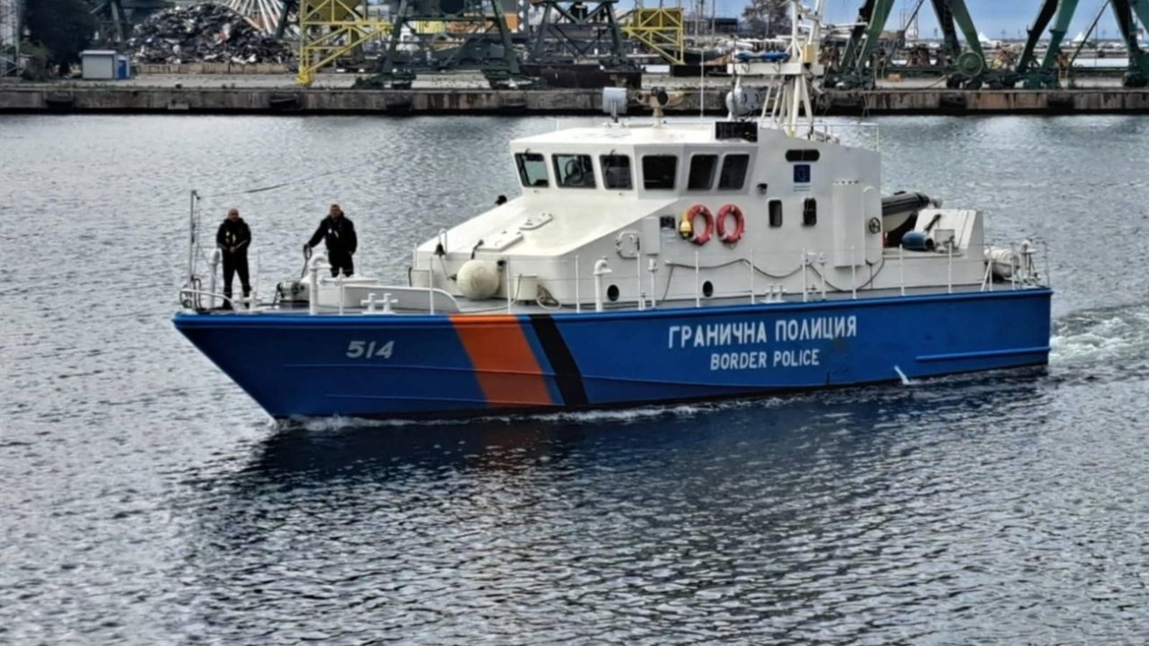 „Гранична полиция“ евакуира бедстващите моряци при тежки условия в морето (+ВИДЕО)